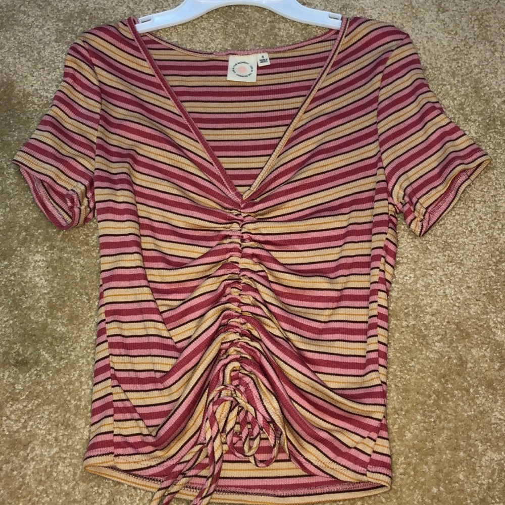 dressy tshirt with shrunch in the middle